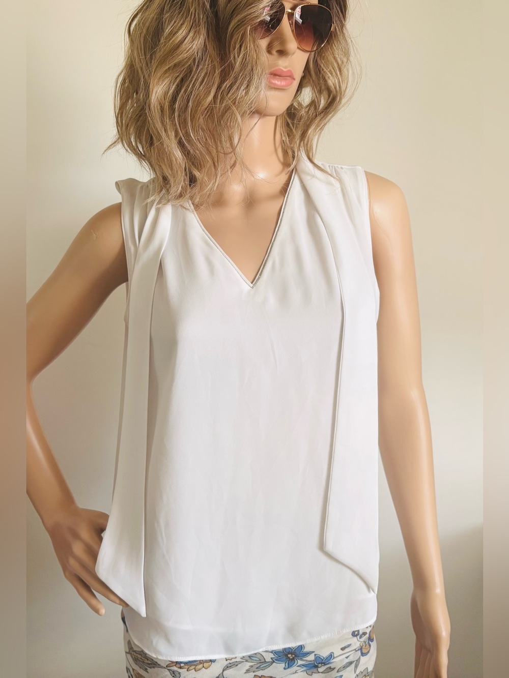 White House Black Market White Ball Chain Tie Neck Shell V-Neck Blouse size 4P